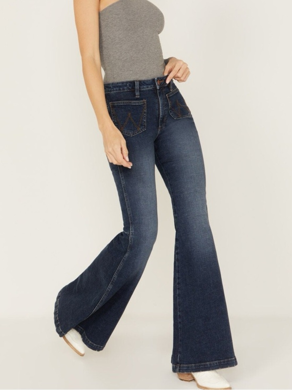 NWT Wrangler Retro Medium Wash High Rise Flare Patch Pocket Victoria Jeans 26x32